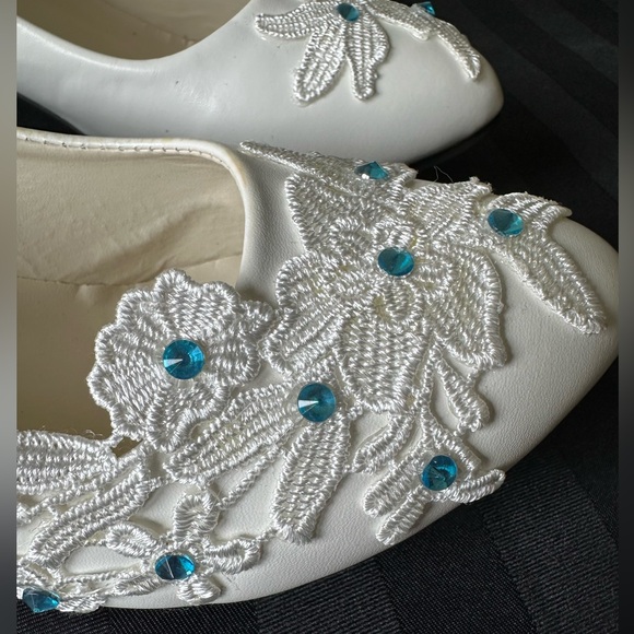 White leather bridal shoes with floral appliqué - Picture 3 of 12